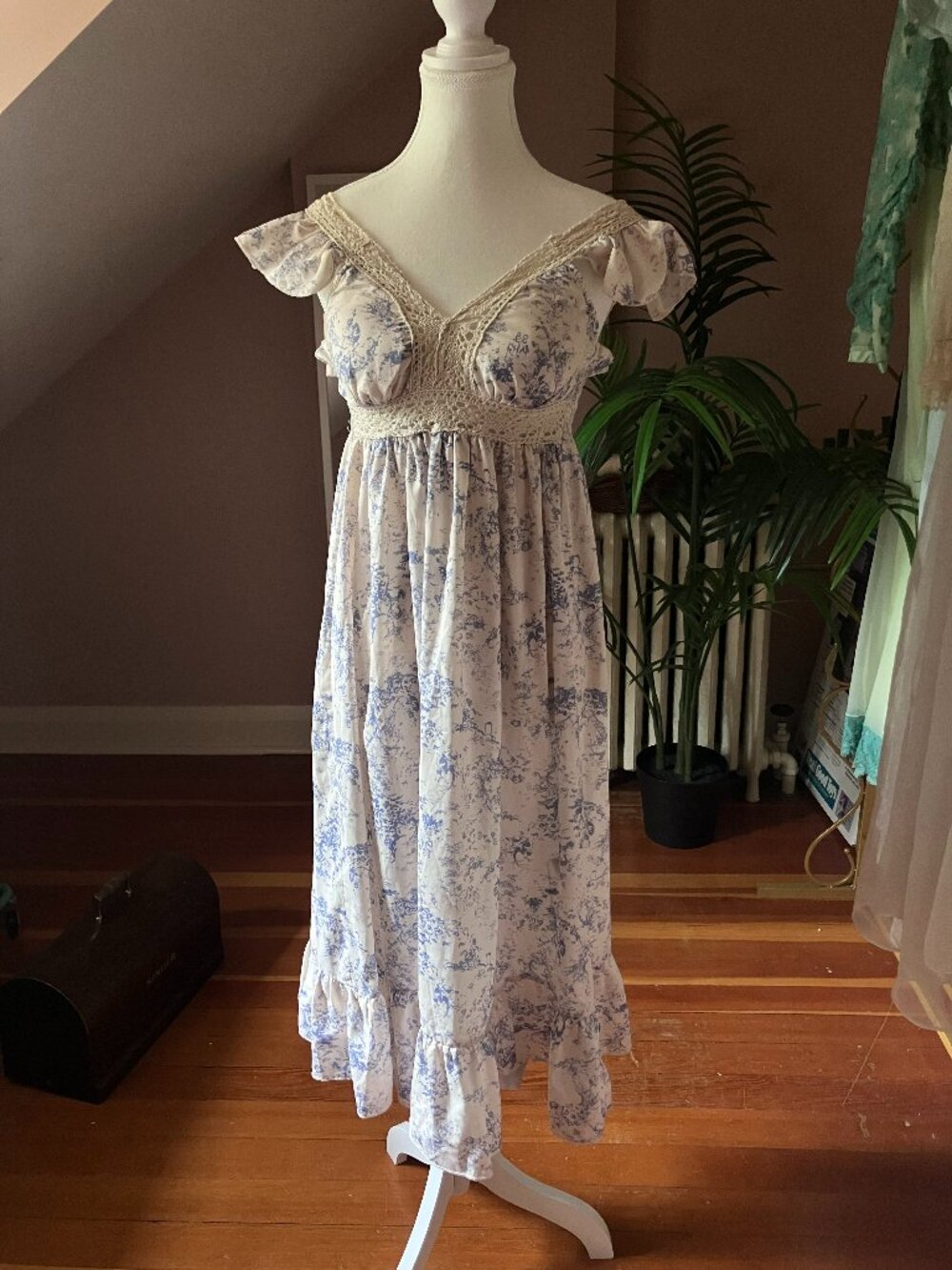 White & blue chinoiserie empire waist long dress cottagecore lace trim - Picture 1 of 9